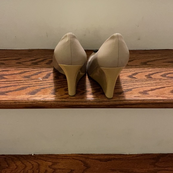 Kate Spade size 8 cream leather & patent leather with  black bow wedges - Picture 3 of 4